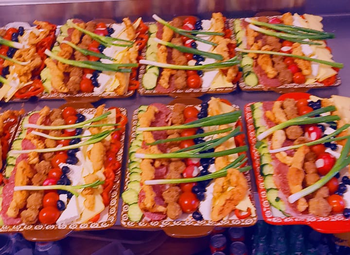 Platou snitzele, salam, cascasaval=25RON